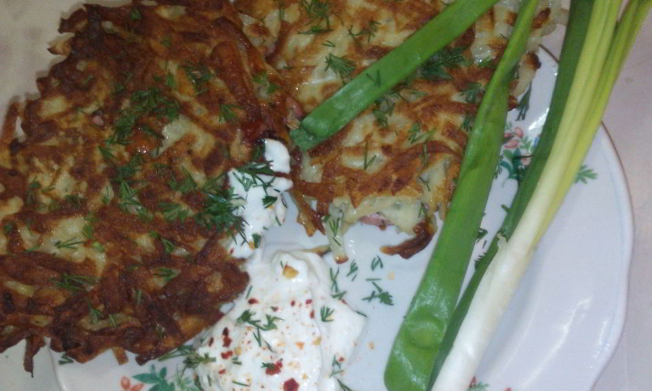 Рецепт картофельных драников со шпикачками