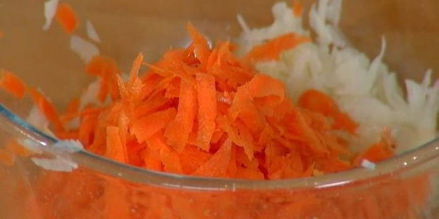 хрустящие драники с помидорами и маринованным луком