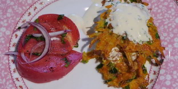 хрустящие драники с помидорами и маринованным луком