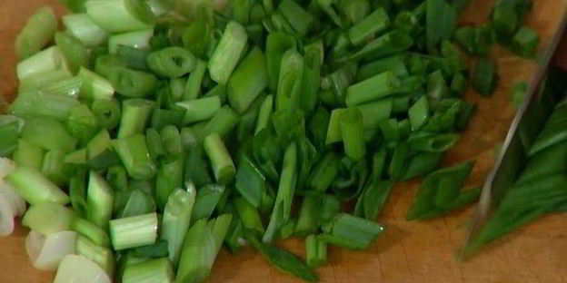 хрустящие драники с помидорами и маринованным луком