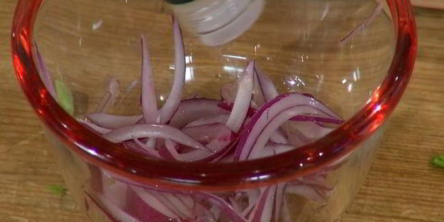 хрустящие драники с помидорами и маринованным луком