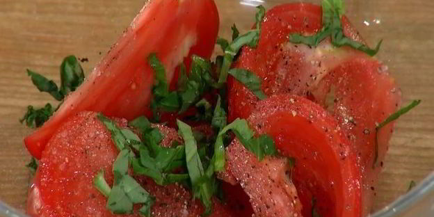 хрустящие драники с помидорами и маринованным луком