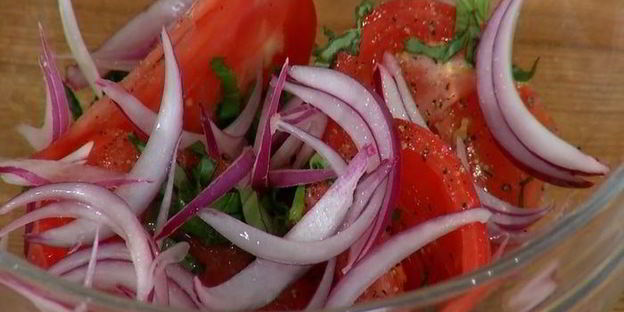 хрустящие драники с помидорами и маринованным луком