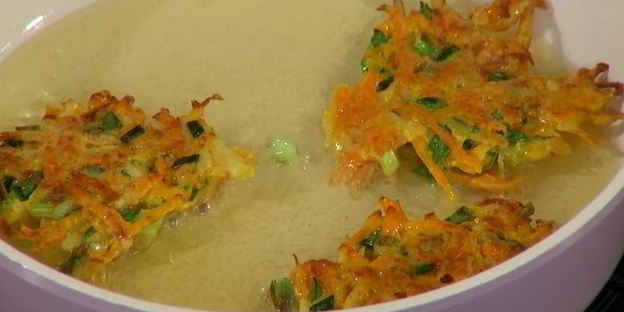 хрустящие драники с помидорами и маринованным луком