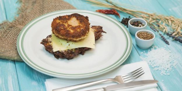 сэндвич с консервированной ветчиной и драником