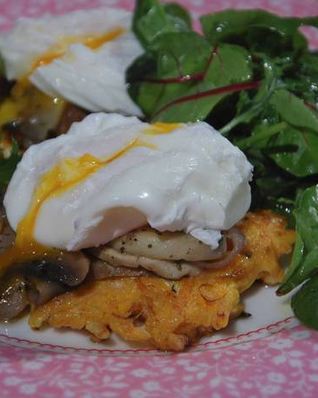 Яйца с грибами на тыквенных драниках