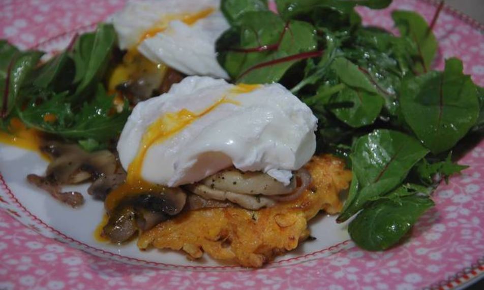 Рецепт яиц с грибами на тыквенных драниках