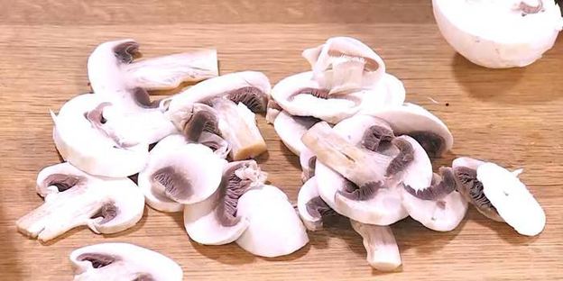 яйца с грибами на тыквенных драниках