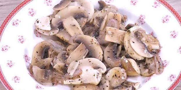 яйца с грибами на тыквенных драниках