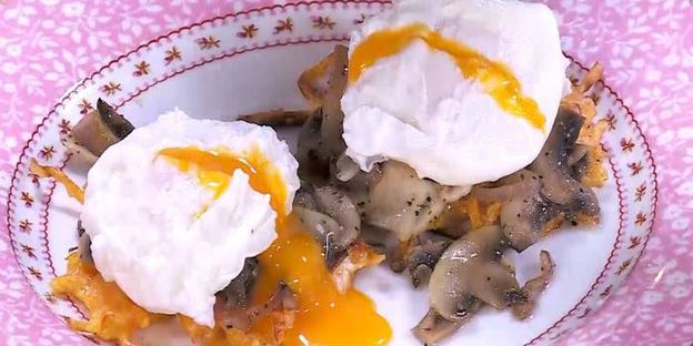 яйца с грибами на тыквенных драниках