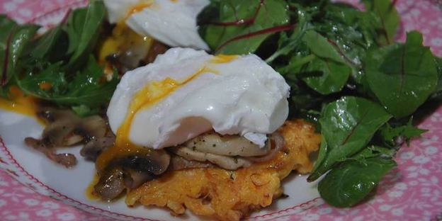 яйца с грибами на тыквенных драниках