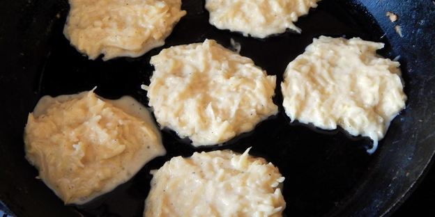 жареные драники на сковороде