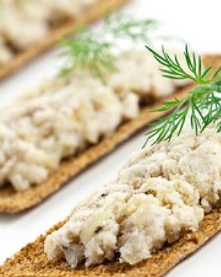 Рыбный форшмак на сухарных пластинках