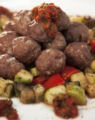 Домашние фрикадельки с пряным рататуем
