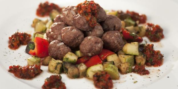 домашние фрикадельки с пряным рататуем