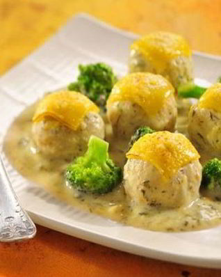 Фрикадельки из трески в сливочном соусе с брокколи