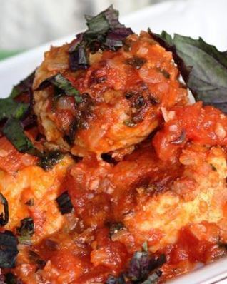 Фрикадельки из трески в томатно-базиликовом соусе