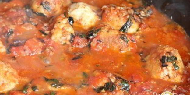 фрикадельки из трески в томатно-базиликовом соусе