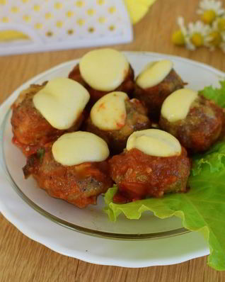 Фрикадельки под томатно-сырным соусом