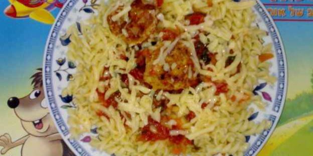 фрикадельки с макаронами в соусе
