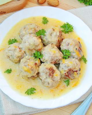 Фрикадельки с пармезаном и миндалем