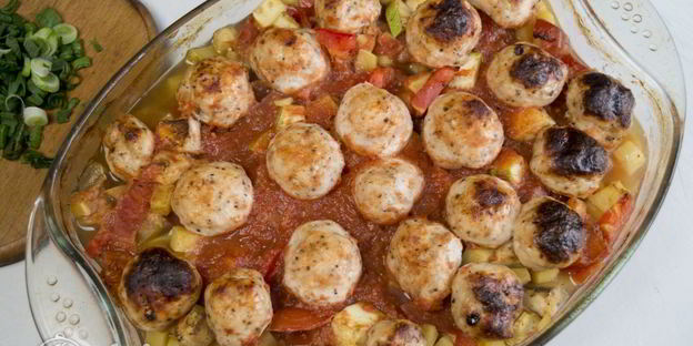 фрикадельки в духовке с овощами