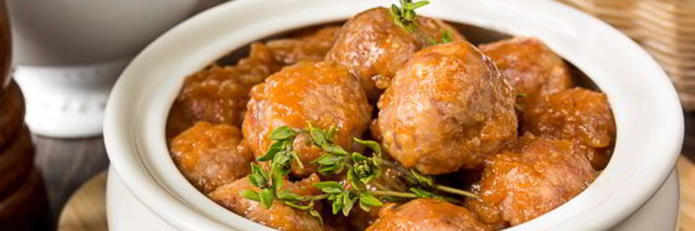 Фрикадельки в пикантном томатном соусе