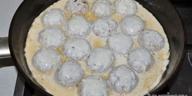 фрикадельки в сливочно-сырном соусе