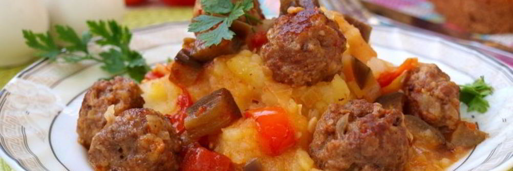 Фрикадельки в соусе из баклажанов