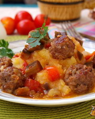 Фрикадельки в соусе из баклажанов