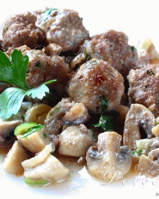 Фрикадельки в соусе с шампиньонами
