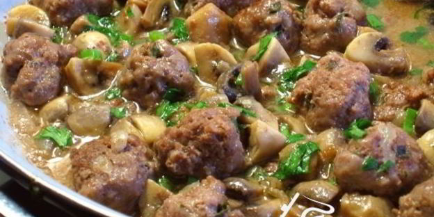 фрикадельки в соусе с шампиньонами