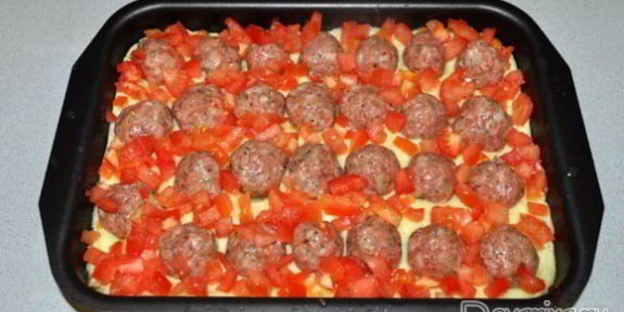 фрикадельки, запеченные с картофельным пюре