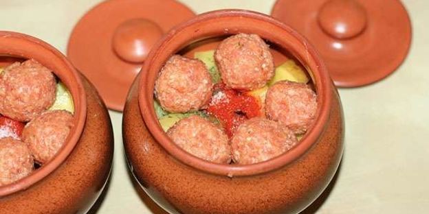 грибы с фрикадельками в горшочках