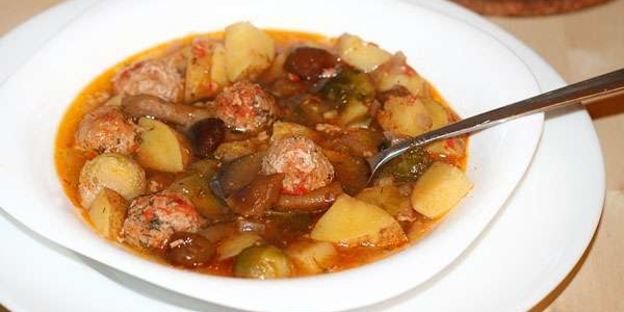 грибы с фрикадельками в горшочках