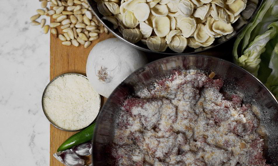 Рецепт изысканных ореккьете с фрикадельками, листовой капустой и кедровыми орешками