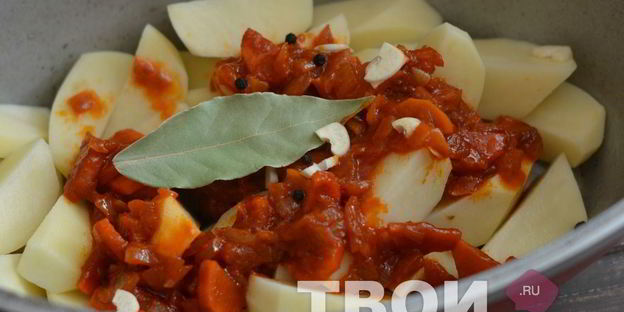 картофель в томатном соусе с фрикадельками