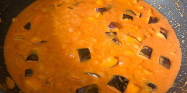 красное карри с фрикадельками