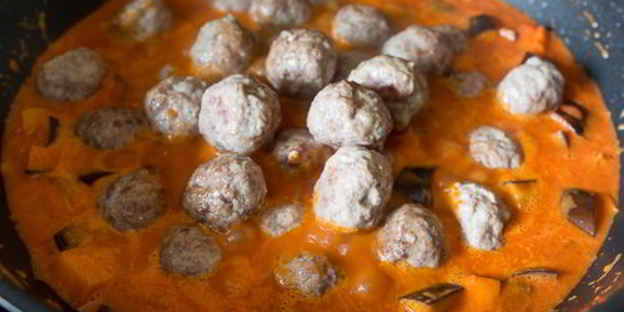 красное карри с фрикадельками