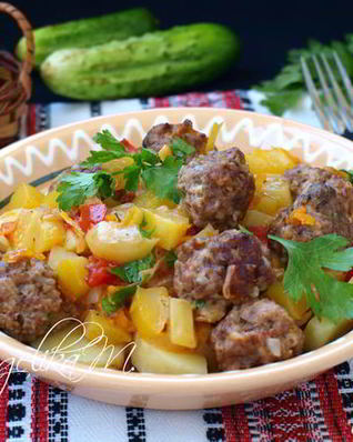 Мясные фрикадельки с овощным соусом