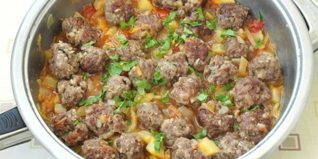 мясные фрикадельки с овощным соусом