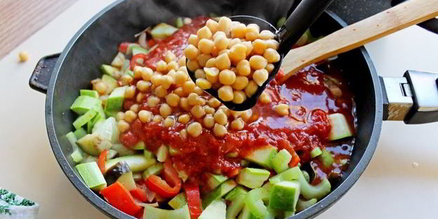 нут с овощами и фрикадельками