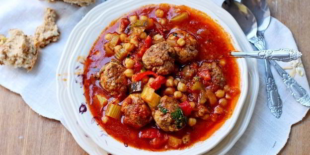 нут с овощами и фрикадельками