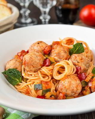 Паста с фрикадельками и овощами