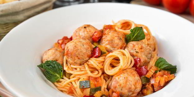 паста с фрикадельками и овощами