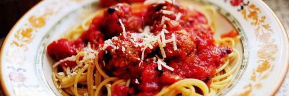 Спагетти с фрикадельками и соусом