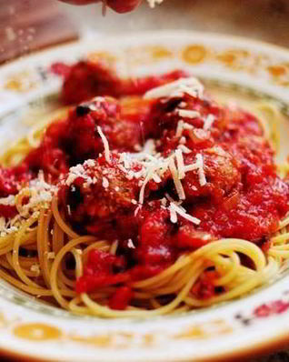 Спагетти с фрикадельками и соусом