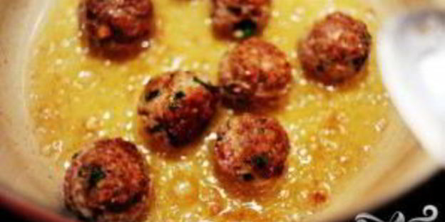 спагетти с фрикадельками и соусом