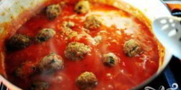 спагетти с фрикадельками и соусом