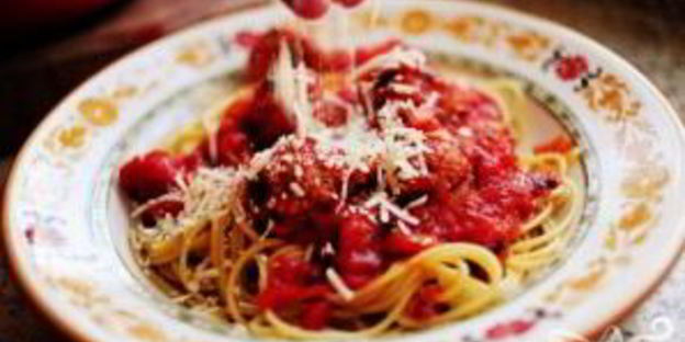 спагетти с фрикадельками и соусом